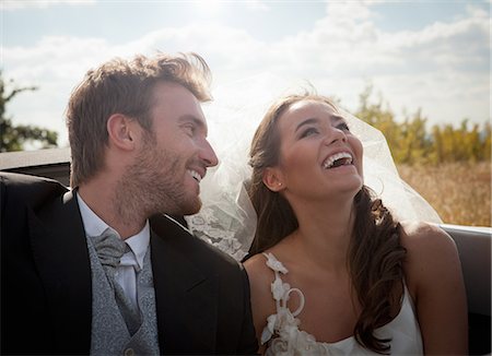 Newlywed couple sitting in convertible Foto de stock - Sin royalties Premium, Código: 649-06432552