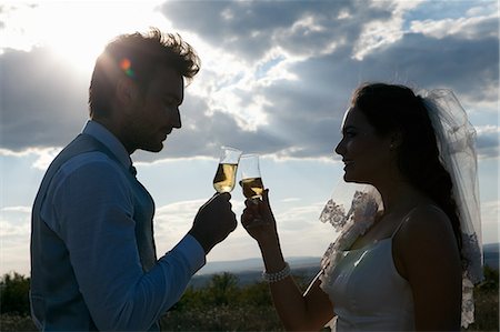 romantic rural couple - Couple de jeunes mariés ayant champagne Photographie de stock - Premium Libres de Droits, Code: 649-06432575