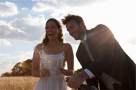 Couple de jeunes mariés ayant champagne Photographie de stock - Premium Libres de Droits, Code: 649-06432571