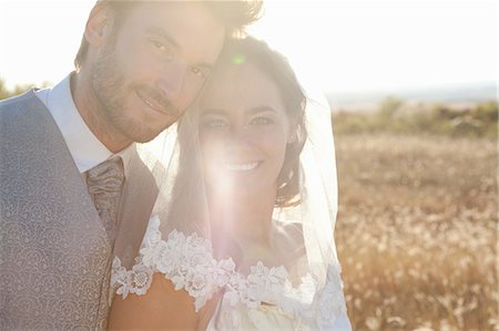 Couple de jeunes mariés s'enlaçant à l'extérieur Photographie de stock - Premium Libres de Droits, Code: 649-06432584