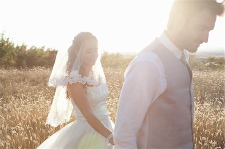 romantic rural couple - Couple de jeunes mariés, marcher à l'extérieur Photographie de stock - Premium Libres de Droits, Code: 649-06432586