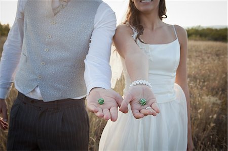 simsearch:649-06432591,k - Newlywed couple holding green dice Fotografie stock - Premium Royalty-Free, Codice: 649-06432580