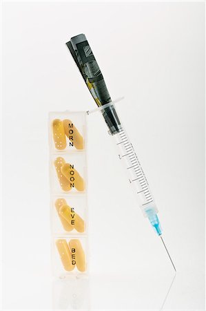 pillendose - Spritze mit Teilen aus Pillen Stockbilder - Premium RF Lizenzfrei, Bildnummer: 649-06432625
