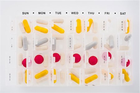 Portions of pills in organizer Stock Photo - Premium Royalty-Free, Code: 649-06432627