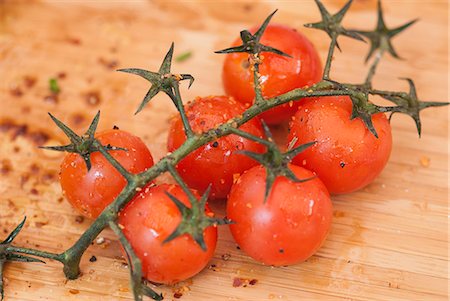 Cherry tomatoes on vine with spices Foto de stock - Sin royalties Premium, Código: 649-06432646