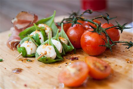 schneidebrett - Käse mit Kräutern und Tomaten Stockbilder - Premium RF Lizenzfrei, Bildnummer: 649-06432648