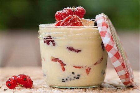 simsearch:649-06432831,k - Pot of custard with fruit Stock Photo - Premium Royalty-Free, Code: 649-06432641