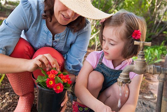 Mother and daughter gardening together Photographie de stock - Premium Libres de Droits, Le code de l’image : 649-06432657