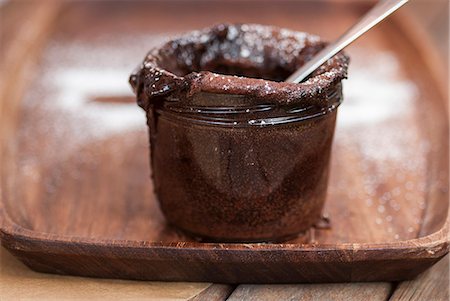 Pot of chocolate dessert on tray Foto de stock - Sin royalties Premium, Código: 649-06432650