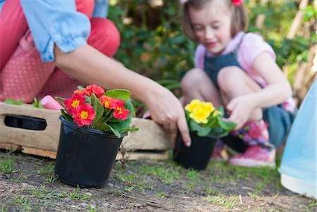 Mother and daughter gardening together Foto de stock - Sin royalties Premium, Código: 649-06432664