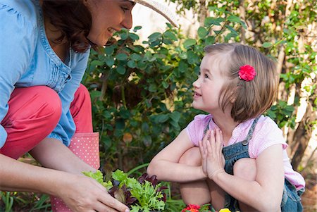 Mutter und Tochter zusammen Gartenarbeit Stockbilder - Premium RF Lizenzfrei, Bildnummer: 649-06432662