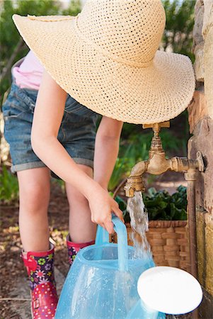 franschhoek - Girl filling up watering can at spout Foto de stock - Sin royalties Premium, Código: 649-06432678