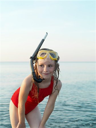 Girl wearing snorkel and mask in water Foto de stock - Sin royalties Premium, Código: 649-06432695