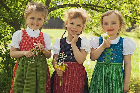 simsearch:649-06433353,k - Filles vêtements bavarois traditionnel Photographie de stock - Premium Libres de Droits, Code: 649-06432730