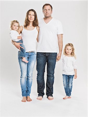 Famille posant ensemble Photographie de stock - Premium Libres de Droits, Code: 649-06432746