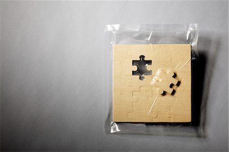 envuelto - Jigsaw puzzle shrink wrapped in plastic Foto de stock - Sin royalties Premium, Código: 649-06432775