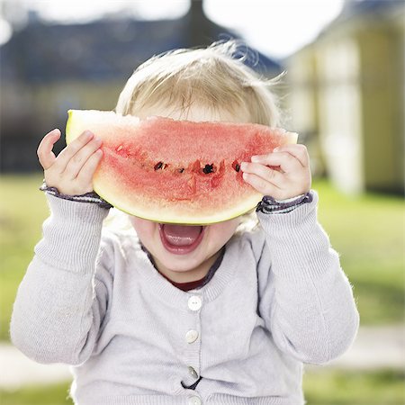 Fille d'enfant en bas âge jouant avec melon d'eau Photographie de stock - Premium Libres de Droits, Code: 649-06432805