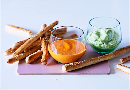 Breadsticks with dipping sauce Foto de stock - Sin royalties Premium, Código: 649-06432844