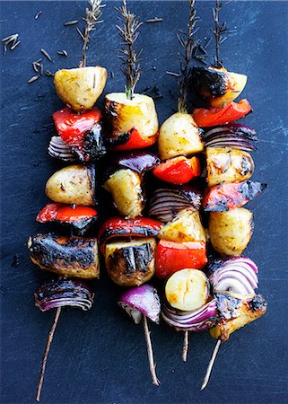 Grilled vegetable rosemary kebabs Foto de stock - Sin royalties Premium, Código: 649-06432846