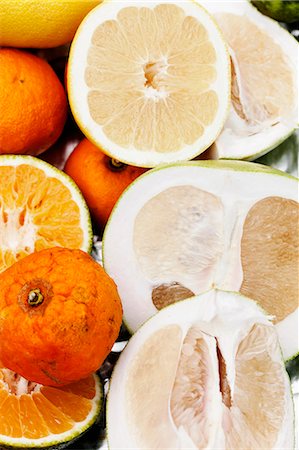 Close up sliced citrus fruits Foto de stock - Royalty Free Premium, Número: 649-06432843