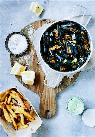 sea salt - Platter of steamed mussels and fries Stock Photo - Premium Royalty-Free, Code: 649-06432853