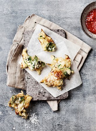 Plate of zucchini fritters with dip Stock Photo - Premium Royalty-Free, Code: 649-06432867