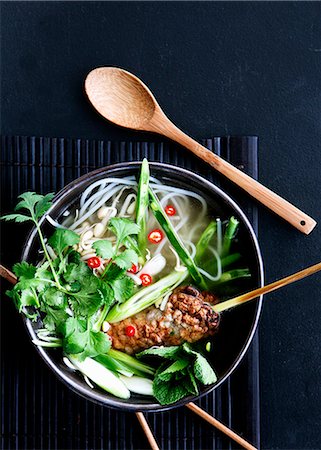 Bowl of Vietnamese noodle soup Foto de stock - Sin royalties Premium, Código: 649-06432868