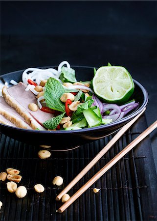 sección transversal - Plate of Vietnamese duck salad Foto de stock - Sin royalties Premium, Código: 649-06432869