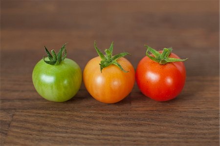 drei - Verschiedenen farbigen Tomaten auf Tisch Stockbilder - Premium RF Lizenzfrei, Bildnummer: 649-06432885
