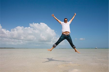 portrait sunshine happy - Homme sautant dans l'eau sur une plage tropicale Photographie de stock - Premium Libres de Droits, Code: 649-06432888