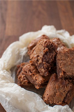 decadence - Brownies au chocolat dans du papier ciré Photographie de stock - Premium Libres de Droits, Code: 649-06432883