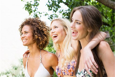 Lächeln Frauen beieinander stehen Stockbilder - Premium RF Lizenzfrei, Bildnummer: 649-06432906