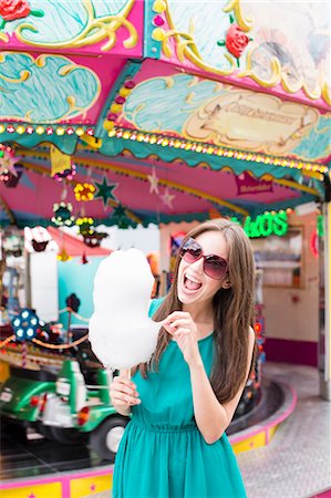 parque de atracciones - Woman eating cotton candy at fair Foto de stock - Sin royalties Premium, Código: 649-06432909