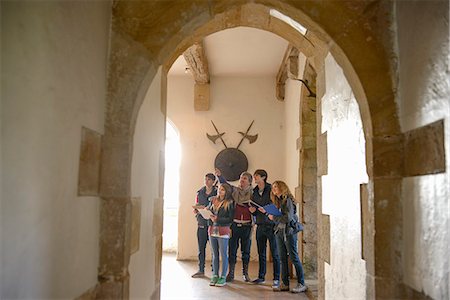 Students examining medieval castle Foto de stock - Sin royalties Premium, Código: 649-06433116