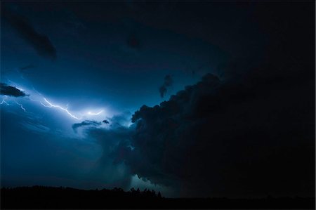 foreboding - Nuages d'éclairage sur un paysage rural Photographie de stock - Premium Libres de Droits, Code: 649-06433197