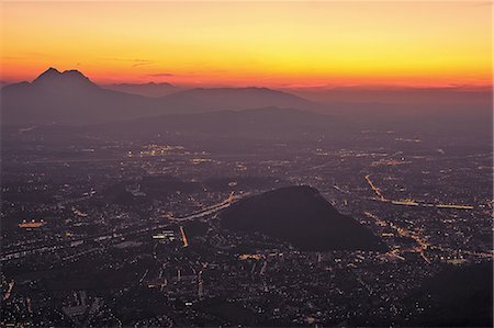 Aerial view of lit up city landscape Foto de stock - Sin royalties Premium, Código: 649-06433199