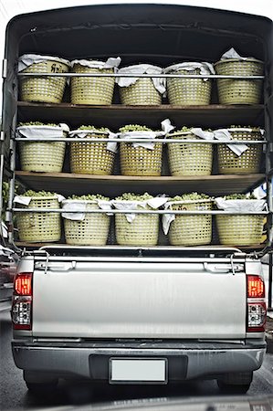 Truck carrying bins of fruit Foto de stock - Sin royalties Premium, Código: 649-06433239