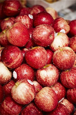 Pommes rouges pour la vente au marché Photographie de stock - Premium Libres de Droits, Code: 649-06433245