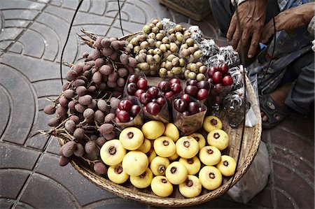 Panier de fruits pour la vente au marché Photographie de stock - Premium Libres de Droits, Code: 649-06433249