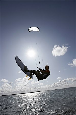 Man kite surfing on calm water Foto de stock - Sin royalties Premium, Código: 649-06433252