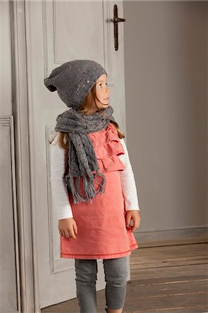 Smiling girl wearing hat and scarf Foto de stock - Sin royalties Premium, Código: 649-06433316