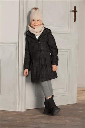 Girl in winter coat and hat indoors Foto de stock - Sin royalties Premium, Código: 649-06433333