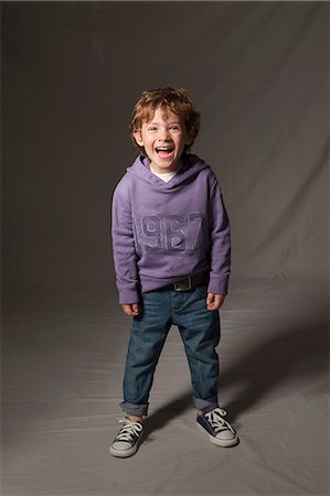 Boy smiling in studio Foto de stock - Sin royalties Premium, Código: 649-06433348