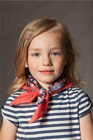 rayure - Fille portant un foulard en soie en studio Photographie de stock - Premium Libres de Droits, Code: 649-06433356