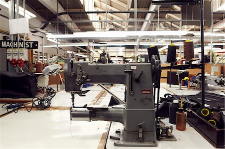 Sewing machine in clothing factory Foto de stock - Sin royalties Premium, Código: 649-06433369