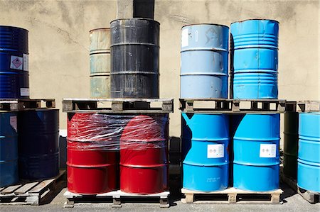 simsearch:700-05389538,k - Drums of liquid on wooden pallets Foto de stock - Sin royalties Premium, Código: 649-06433373