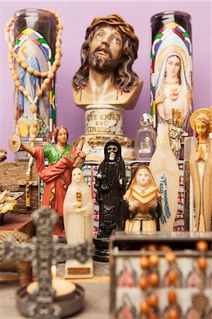 Religious icons and crosses on table Foto de stock - Sin royalties Premium, Código: 649-06433384