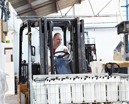 forklift truck - Worker driving machinery in factory Foto de stock - Sin royalties Premium, Código: 649-06433380