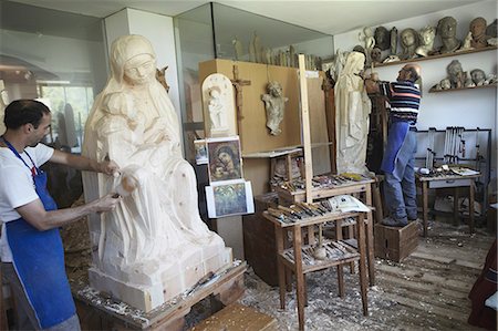 statues jesus mary - Sculptors chiseling figures from wood Stock Photo - Premium Royalty-Free, Code: 649-06433391