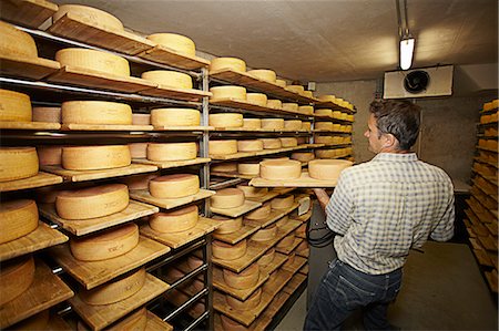 food industry - Worker aging wheels of cheese Foto de stock - Sin royalties Premium, Código: 649-06433425